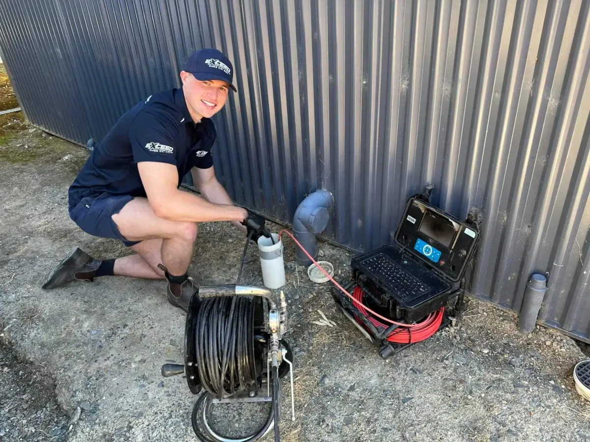 A Elizabeth North plumber carrying out the job step by step